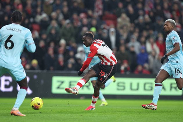 Sunderland, England, 2nd February 2026. Habib Diarra (C) of Sunderland shoots to score during the Sunderland vs Burnley Premier League match at the Stadium Of Light, Sunderland. Picture credit should read: Nigel Roddis Sportimage EDITORIAL USE ONLY. No use with unauthorised audio, video, data, fixture lists, club league logos or live services. Online in-match use limited to 120 images, no video emulation. No use in betting, games or single club league player publications. SPI_009_NR_SUND_BURN SPI-4506-0010
