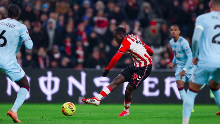 Sunderland v Burnley, Premier League GOAL Sunderland midfielder Habib Diarra (19) scores a goal to make the score 1-0 during the Premier League match between Sunderland and Burnley at the Stadium Of Light, Sunderland, UK on 2 February 2026. Editorial use only DataCo restrictions apply See www.football-dataco.com , Copyright: xSimonxDaviesx PSI-23675-0019