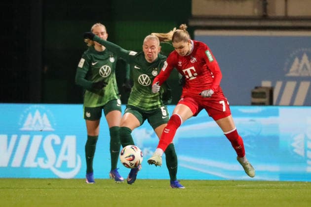 VfL vs. Köln, BL Frauen Wolfsburg, 02.02.2026, Fußball, Frauen, Google Pixel Bundesliga, Saison 2025 2026, VfL Wolfsburg vs 1. FC Köln, Ella Paddemors (VfL Wolfsburg), Anna-Lena Stolze (Köln) AOK Stadion Niedersachsen Deutschland