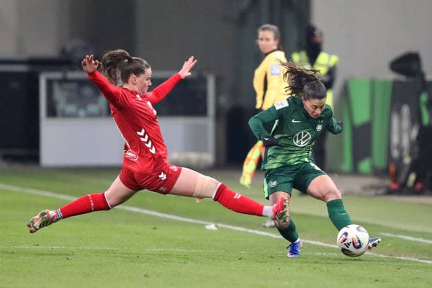 VfL vs. Köln, BL Frauen Wolfsburg, 02.02.2026, Fußball, Frauen, Google Pixel Bundesliga, Saison 2025 2026, VfL Wolfsburg vs 1. FC Köln, Adriana Achcinska (Köln), Judit Pujols (VfL Wolfsburg) AOK Stadion Niedersachsen Deutschland