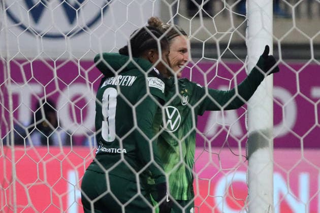 VfL vs. Köln, BL Frauen Wolfsburg, 02.02.2026, Fußball, Frauen, Google Pixel Bundesliga, Saison 2025 2026, VfL Wolfsburg vs 1. FC Köln, Lineth Beerensteyn (VfL Wolfsburg) jubelt mit Svenja Huth (VfL Wolfsburg) nach ihrem Tor zum 1:0 AOK Stadion Niedersachsen Deutschland