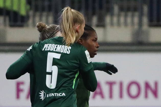 VfL vs. Köln, BL Frauen Wolfsburg, 02.02.2026, Fußball, Frauen, Google Pixel Bundesliga, Saison 2025 2026, VfL Wolfsburg vs 1. FC Köln, Lineth Beerensteyn (VfL Wolfsburg) jubelt mit der Mannschaft nach ihrem Tor zum 1:0 AOK Stadion Niedersachsen Deutschland