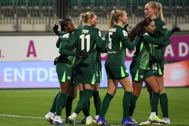 VfL vs. Köln, BL Frauen Wolfsburg, 02.02.2026, Fußball, Frauen, Google Pixel Bundesliga, Saison 2025 2026, VfL Wolfsburg vs 1. FC Köln, Lineth Beerensteyn (VfL Wolfsburg) jubelt mit der Mannschaft nach ihrem Tor zum 1:0 AOK Stadion Niedersachsen Deutschland