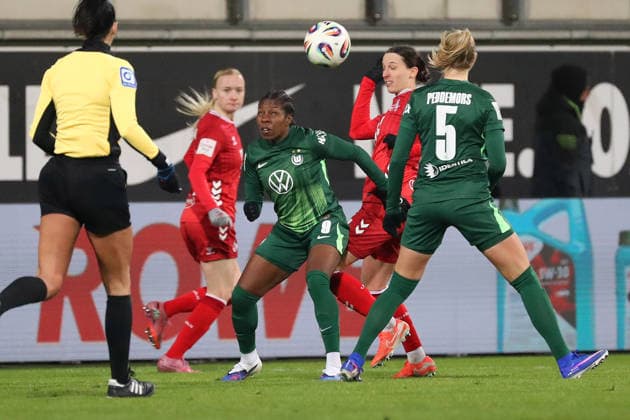VfL vs. Köln, BL Frauen Wolfsburg, 02.02.2026, Fußball, Frauen, Google Pixel Bundesliga, Saison 2025 2026, VfL Wolfsburg vs 1. FC Köln, Lineth Beerensteyn (VfL Wolfsburg), Ella Paddemors (VfL Wolfsburg) AOK Stadion Niedersachsen Deutschland