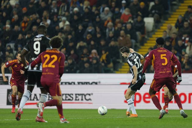 CALCIO - Serie A - Udinese Calcio vs AS Roma Udinese s JURGEN EKKELENKAMP in action against Roma s EVAN NDICKA during the Italian Serie A ENILIVE 2025 26 football match between Udinese and Roma at Bluenergy Stadium on February 2th, 2026, Udine, Italy Udine Italy  Copyright: xIPAxSport ABACAx