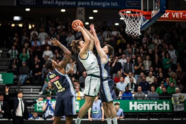 Marco Hollersbacher (Gladiators Trier) im Zweikampf mit J Wan Roberts (Alba Berlin) und Martynas Echodas (Alba Berlin), Vet Concept Gladiators Trier vs Alba Berlin, Basketball, easyCredit BBL, 18. Spieltag, Saison 2025 2026, 02.02.2026 Vet Concept Gladiators Trier vs Alba Berlin, Basketball, easyCredit BBL, 18. Spieltag, Saison 2025 2026, 02.02.2026 Copyright: xEibner-Pressefoto AlexanderxNeisx EP_ANS