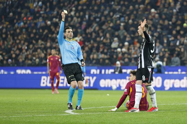 JUAN LUCA SACCHI (referee) show yellow card to Udinese s LENNON MILLER during the Italian Serie A ENILIVE 2025 26 football match between Udinese and Roma at Bluenergy Stadium on February 2th, 2026, Udine, Italy  Copyright: xMattiaxRadoni IPAxSportx xipa-agency.netx xx IPA_70899342 IPA_Agency_IPA70899342