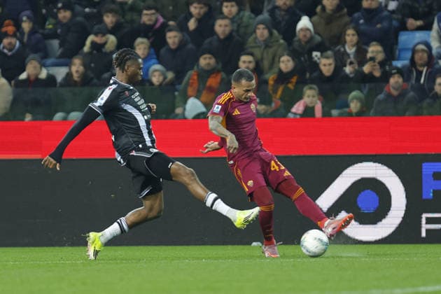CALCIO - Serie A - Udinese Calcio vs AS Roma Roma s FRANCA LIMA WESLEY in action against Udinese s KINGSLEY EHIZIBUE during the Italian Serie A ENILIVE 2025 26 football match between Udinese and Roma at Bluenergy Stadium on February 2th, 2026, Udine, Italy Udine Italy  Copyright: xIPAxSport ABACAx