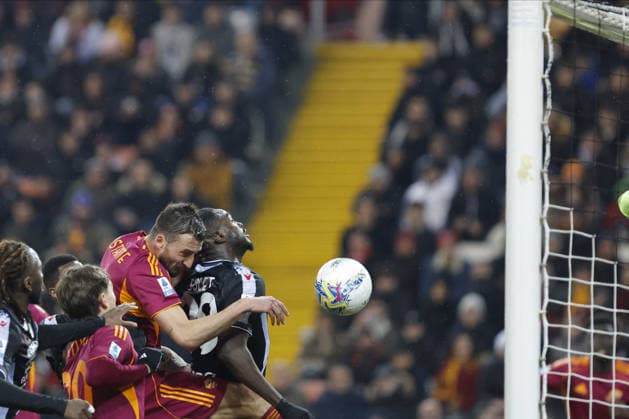 CALCIO - Serie A - Udinese Calcio vs AS Roma Roma s BRYAN CRISTANTE in action against Udinese s OUMAR SOLET during the Italian Serie A ENILIVE 2025 26 football match between Udinese and Roma at Bluenergy Stadium on February 2th, 2026, Udine, Italy Udine Italy  Copyright: xIPAxSport ABACAx