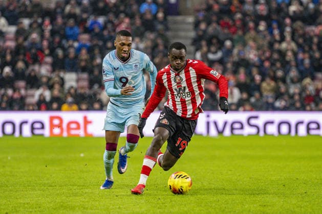 SUNDERLAND, ENGLAND - FEBRUARY 02: Jaidon Anthony of Burnley (L) and Habib Diarra of Sunderland (R) fight for possession during a Premier League 2026 match between Sunderland and Burnley at Stadium of Light on February 2nd, 2026 in Sunderland, England. (Photo by Richard Callis Sports Press Photo) Copyright: xRichardxCallis SportsxPressxPhotx Sportspressphoto_SPR88552