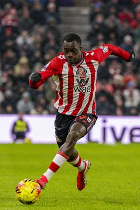 SUNDERLAND, ENGLAND - FEBRUARY 02: Habib Diarra of Sunderland controls the ball during a Premier League 2026 match between Sunderland and Burnley at Stadium of Light on February 2nd, 2026 in Sunderland, England. (Photo by Richard Callis Sports Press Photo) Copyright: xRichardxCallis SportsxPressxPhotx Sportspressphoto_SPR88553