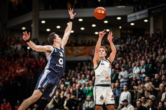 Steven Ashworth(Gladiators Trier) im Zweikampf mit Justin Bean (Alba Berlin), Vet Concept Gladiators Trier vs Alba Berlin, Basketball, easyCredit BBL, 18. Spieltag, Saison 2025 2026, 02.02.2026 Vet Concept Gladiators Trier vs Alba Berlin, Basketball, easyCredit BBL, 18. Spieltag, Saison 2025 2026, 02.02.2026 Copyright: xEibner-Pressefoto AlexanderxNeisx EP_ANS
