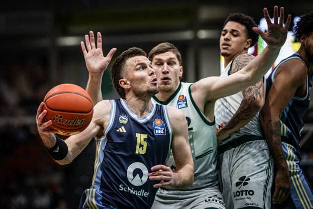 Martin Hermannsson (Alba Berlin) im Zweikampf mit Marten Linssen (Gladiators Trier) und Nolan Adekunle (Gladiators Trier), Vet Concept Gladiators Trier vs Alba Berlin, Basketball, easyCredit BBL, 18. Spieltag, Saison 2025 2026, 02.02.2026 Vet Concept Gladiators Trier vs Alba Berlin, Basketball, easyCredit BBL, 18. Spieltag, Saison 2025 2026, 02.02.2026 Copyright: xEibner-Pressefoto AlexanderxNeisx EP_ANS