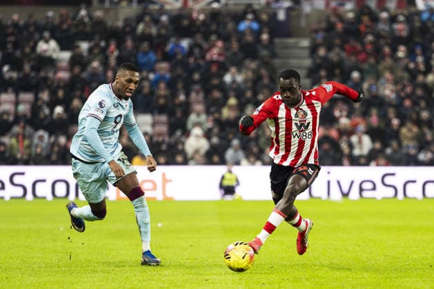 SUNDERLAND, ENGLAND - FEBRUARY 02: Habib Diarra of Sunderland and Jaidon Anthony of Burnley battles for the ball during a Premier League 2026 match between Sunderland and Burnley at Stadium of Light on February 2nd, 2026 in Sunderland, England. (Photo by Richard Callis Sports Press Photo) Copyright: xRichardxCallis SportsxPressxPhotx Sportspressphoto_SPR88562