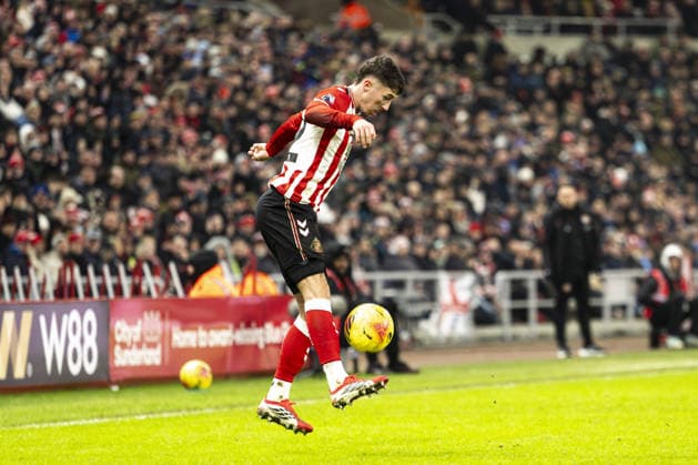 SUNDERLAND, ENGLAND - FEBRUARY 02: Trai Hume of Sunderland controls the ball during a Premier League 2026 match between Sunderland and Burnley at Stadium of Light on February 2nd, 2026 in Sunderland, England. (Photo by Richard Callis Sports Press Photo) during a Premier League 2026 match between Sunderland and Burnley at Stadium of Light on February 2nd, 2026 in Sunderland, England. (Photo by Richard Callis Sports Press Photo) Copyright: xRichardxCallis SportsxPressxPhotx Sportspressphoto_SPR88563
