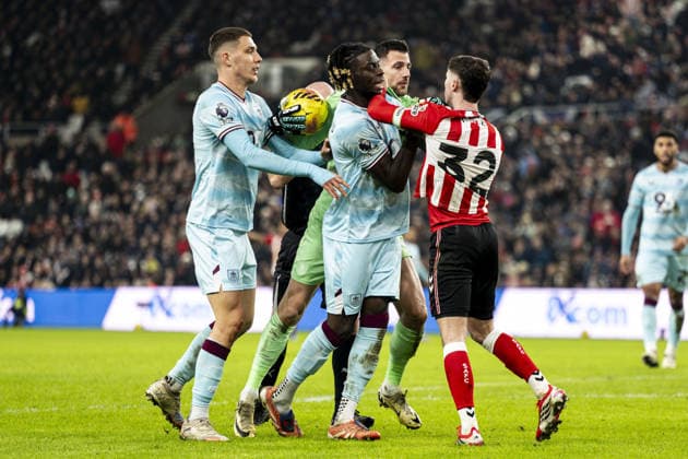 SUNDERLAND, ENGLAND - FEBRUARY 02: Anthony Patterson of Sunderland and Václav Hladký of Burnley argue during a Premier League 2026 match between Sunderland and Burnley at Stadium of Light on February 2nd, 2026 in Sunderland, England. (Photo by Richard Callis Sports Press Photo) Copyright: xRichardxCallis SportsxPressxPhotx Sportspressphoto_SPR88574