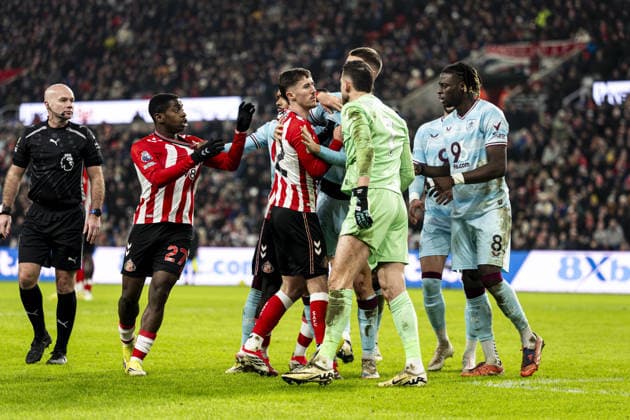 SUNDERLAND, ENGLAND - FEBRUARY 02: players argue during a Premier League 2026 match between Sunderland and Burnley at Stadium of Light on February 2nd, 2026 in Sunderland, England. (Photo by Richard Callis Sports Press Photo) Copyright: xRichardxCallis SportsxPressxPhotx Sportspressphoto_SPR88575
