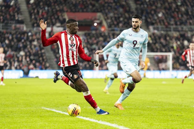 SUNDERLAND, ENGLAND - FEBRUARY 02: Nordi Mukiele of Sunderland and Armando Broja of Burnley fight for possession during a Premier League 2026 match between Sunderland and Burnley at Stadium of Light on February 2nd, 2026 in Sunderland, England. (Photo by Richard Callis Sports Press Photo) Copyright: xRichardxCallis SportsxPressxPhotx Sportspressphoto_SPR88580