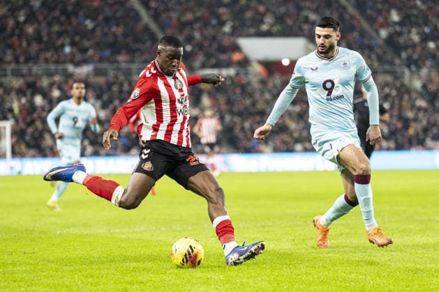 SUNDERLAND, ENGLAND - FEBRUARY 02: Nordi Mukiele of Sunderland and Armando Broja of Burnley fight for possession during a Premier League 2026 match between Sunderland and Burnley at Stadium of Light on February 2nd, 2026 in Sunderland, England. (Photo by Richard Callis Sports Press Photo) Copyright: xRichardxCallis SportsxPressxPhotx Sportspressphoto_SPR88583