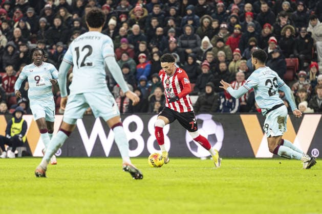 SUNDERLAND, ENGLAND - FEBRUARY 02: Chemsdine Talbi of Sunderland runs with the ball to score the third goal for Sunderland during a Premier League 2026 match between Sunderland and Burnley at Stadium of Light on February 2nd, 2026 in Sunderland, England. (Photo by Richard Callis Sports Press Photo) Copyright: xRichardxCallis SportsxPressxPhotx Sportspressphoto_SPR88584