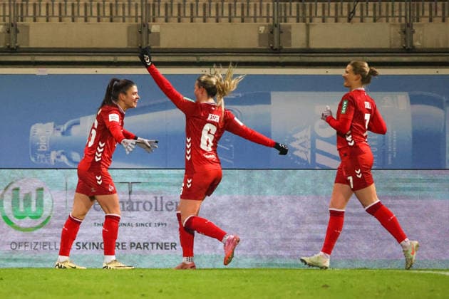 Wolfsburg, Deutschland 02. Februar 2026: 1. BL - Frauen - 2025 2026 - VfL Wolfsburg vs. 1. FC Köln Im Bild: v.li. Torschützin Martyna Wiankowska (FC) macht das Tor zum 1:1 für Köln und jubelt mit Sandra Jessen (FC) und Anna-Lena Stolze (FC) DFB regulations prohibit any use of photographs as image sequences and or quasi-video AOK Stadion Niedersachsen Copyright: xFotostandx xFantinix