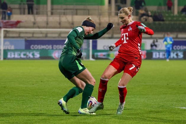 Wolfsburg, Deutschland 02. Februar 2026: 1. BL - Frauen - 2025 2026 - VfL Wolfsburg vs. 1. FC Köln Im Bild: v.li. im Zweikampf Sarai Linder (VfL) und Anna-Lena Stolze (FC) DFB regulations prohibit any use of photographs as image sequences and or quasi-video AOK Stadion Niedersachsen Copyright: xFotostandx xFantinix
