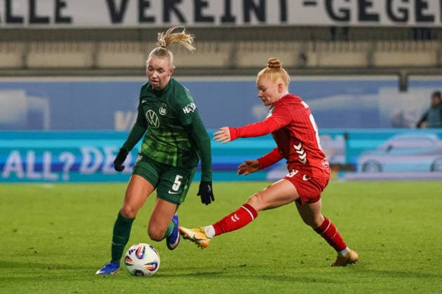 Wolfsburg, Deutschland 02. Februar 2026: 1. BL - Frauen - 2025 2026 - VfL Wolfsburg vs. 1. FC Köln Im Bild: v.li. im Zweikampf Ella Peddemors (VfL) und Laura Vogt (FC) DFB regulations prohibit any use of photographs as image sequences and or quasi-video AOK Stadion Niedersachsen Copyright: xFotostandx xFantinix
