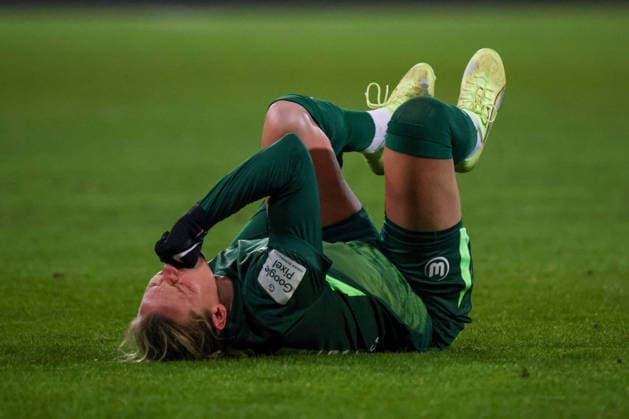 Wolfsburg, Deutschland 02. Februar 2026: 1. BL - Frauen - 2025 2026 - VfL Wolfsburg vs. 1. FC Köln Im Bild: Alexandra Popp (VfL) verletzt auf dem Spielfeld DFB regulations prohibit any use of photographs as image sequences and or quasi-video AOK Stadion Niedersachsen Copyright: xFotostandx xFantinix