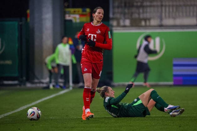 Wolfsburg, Deutschland 02. Februar 2026: 1. BL - Frauen - 2025 2026 - VfL Wolfsburg vs. 1. FC Köln Im Bild: v.li. Sara Agrez (FC) und Svenja Huth (VfL) auf dem Spielfeld liegend DFB regulations prohibit any use of photographs as image sequences and or quasi-video AOK Stadion Niedersachsen Copyright: xFotostandx xFantinix