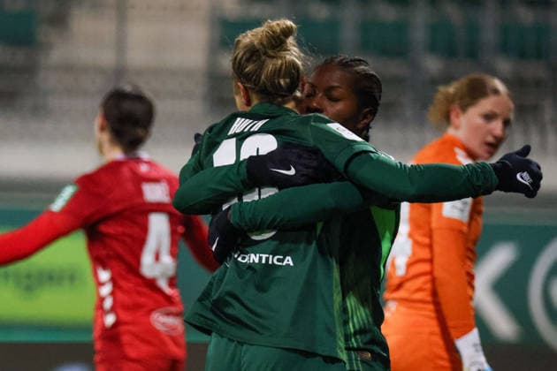 Wolfsburg, Deutschland 02. Februar 2026: 1. BL - Frauen - 2025 2026 - VfL Wolfsburg vs. 1. FC Köln Im Bild: v.li. die Zweite Torhüterin Lineth Beerenstyn (VFL) macht das Tor zum 2:1 für Wolfsburg und jubelt mit Svenja Huth (VfL) DFB regulations prohibit any use of photographs as image sequences and or quasi-video AOK Stadion Niedersachsen Copyright: xFotostandx xFantinix