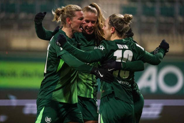 Wolfsburg, Deutschland 02. Februar 2026: 1. BL - Frauen - 2025 2026 - VfL Wolfsburg vs. 1. FC Köln Im Bild: Torhüterin Lineth Beerenstyn (VFL), verdeckt, macht das Tor zum 2:1 für Wolfsburg und jubelt mit Alexandra Popp (VfL), Vivien Endemann (VfL) und Svenja Huth (VfL) DFB regulations prohibit any use of photographs as image sequences and or quasi-video AOK Stadion Niedersachsen Copyright: xFotostandx xFantinix
