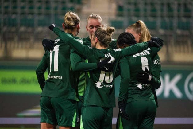 Wolfsburg, Deutschland 02. Februar 2026: 1. BL - Frauen - 2025 2026 - VfL Wolfsburg vs. 1. FC Köln Im Bild: Torhüterin Lineth Beerenstyn (VFL), verdeckt, macht das Tor zum 2:1 für Wolfsburg und jubelt mit ihren Mannschaftskolleginnen DFB regulations prohibit any use of photographs as image sequences and or quasi-video AOK Stadion Niedersachsen Copyright: xFotostandx xFantinix