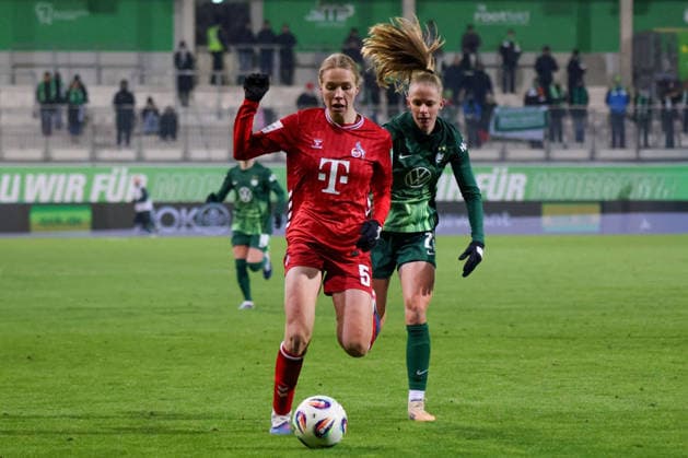 Wolfsburg, Deutschland 02. Februar 2026: 1. BL - Frauen - 2025 2026 - VfL Wolfsburg vs. 1. FC Köln Im Bild: v.li. Celina Degen (FC) und Vivien Endemann (VfL) im Laufduell DFB regulations prohibit any use of photographs as image sequences and or quasi-video AOK Stadion Niedersachsen Copyright: xFotostandx xFantinix