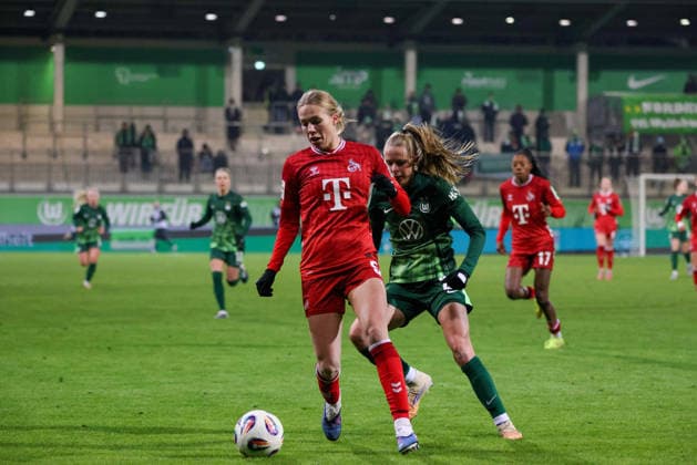 Wolfsburg, Deutschland 02. Februar 2026: 1. BL - Frauen - 2025 2026 - VfL Wolfsburg vs. 1. FC Köln Im Bild: v.li. Celina Degen (FC) und Vivien Endemann (VfL) im Laufduell DFB regulations prohibit any use of photographs as image sequences and or quasi-video AOK Stadion Niedersachsen Copyright: xFotostandx xFantinix