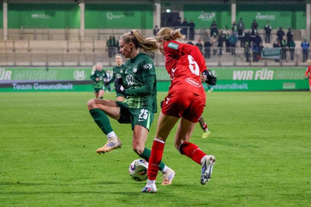 Wolfsburg, Deutschland 02. Februar 2026: 1. BL - Frauen - 2025 2026 - VfL Wolfsburg vs. 1. FC Köln Im Bild: v.li. Vivien Endemann (VfL) und Celina Degen (FC) im Laufduell DFB regulations prohibit any use of photographs as image sequences and or quasi-video AOK Stadion Niedersachsen Copyright: xFotostandx xFantinix