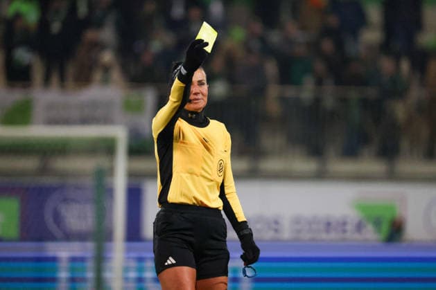 Wolfsburg, Deutschland 02. Februar 2026: 1. BL - Frauen - 2025 2026 - VfL Wolfsburg vs. 1. FC Köln Im Bild: Schiedsrichterin Nadien Westerhoff (Deutschland) zeigt die gelbe Karte DFB regulations prohibit any use of photographs as image sequences and or quasi-video AOK Stadion Niedersachsen Copyright: xFotostandx xFantinix