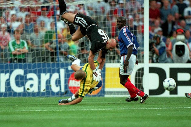 Brazil V France, FIFA World Cup, WM, Weltmeisterschaft, Fussball Final Match 1998 Fabien Barthez of France and Ronaldo of Brazil Collide during the FIFA World Cup Final match between Brazil and France at Stade De France on July 12, 1998 in Saint-Denis, France. Saint-Denis Stade De France France France Copyright: xAllstarxPicturexLibraryxLtdx