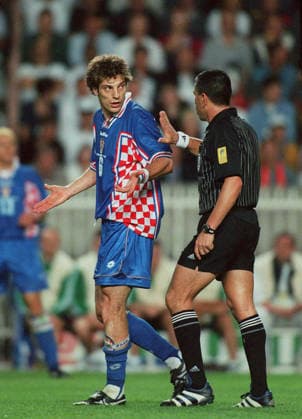 Netherlands V Croatia, FIFA World Cup, WM, Weltmeisterschaft, Fussball Finals 1998 3rd Place Play Off Slaven Bilic of Croatia and Referee Epifanio Gonzalez in incident during the FIFA World Cup Finals 1998 3rd Place Play Off match between Holland and Croatia at Parc Des Princes on July 11, 1998 in Paris, France. Paris Parc Des Princes France France Copyright: xAllstarxPicturexLibraryxLtdx