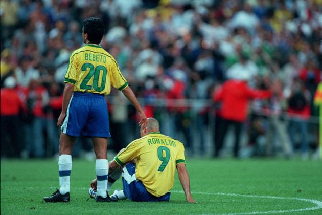 Brazil V France, FIFA World Cup, WM, Weltmeisterschaft, Fussball Final Match 1998 Ronaldo of Brazil and Bebeto of Brazil look dejected after the FIFA World Cup Final match between Brazil and France at Stade De France on July 12, 1998 in Saint-Denis, France. Saint-Denis Stade De France France France Copyright: xAllstarxPicturexLibraryxLtdx