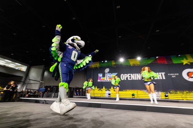 Sport Bilder des Tages #2 SAN JOSE, CA - FEBRUARY 02: The Seattle Seahawks mascot Blitz is on stage during Super Bowl LX Opening Night on February 2, 2026 at the San Jose McEnery Convention Center in San Jose, CA. (Photo by Matthew Huang Icon Sportswire) NFL, American Football Herren, USA FEB 02 Super Bowl LX Opening Night EDITORIAL USE ONLY Icon260202051
