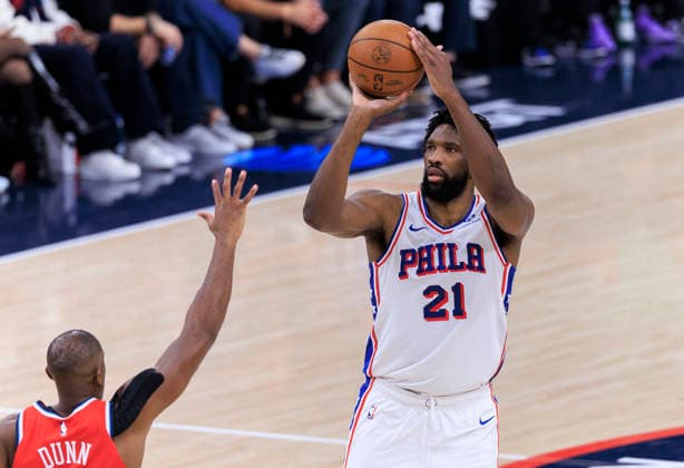 February 2, 2026, Inglewood, California, USA: Joel Embiid 21 of the Philadelphia 76ers shoots a floater as Kris Dunn 8 of the Los Angeles Clippers defends the basket during their regular season NBA, Basketball Herren, USA game on Monday February 2, 2026 at Intuit Dome in Inglewood, California. Clippers lose to 76ers, 113-128. ARIANA RUIZ PI Inglewood USA - ZUMAp124 20260202_zaa_p124_007 Copyright: xArianaxRuizx
