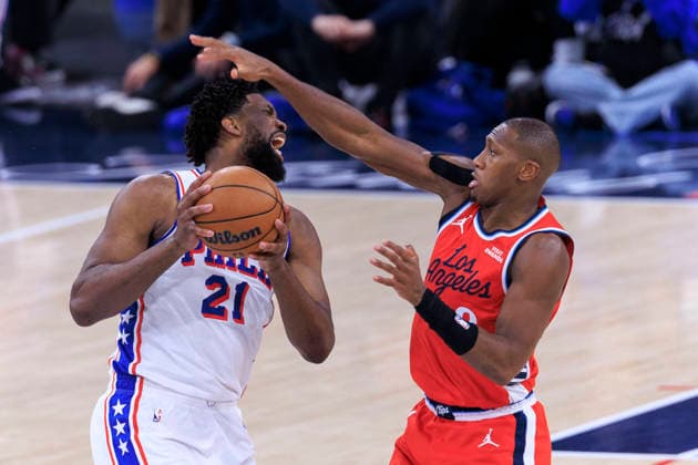 Sport Bilder des Tages #2 February 2, 2026, Inglewood, California, USA: Kris Dunn 8 of the Los Angeles Clippers fouls Joel Embiid 21 of the Philadelphia 76ers during their regular season NBA, Basketball Herren, USA game on Monday February 2, 2026 at Intuit Dome in Inglewood, California. Clippers lose to 76ers, 113-128. ARIANA RUIZ PI Inglewood USA - ZUMAp124 20260202_zaa_p124_011 Copyright: xArianaxRuizx