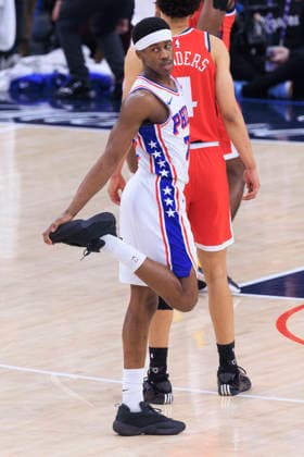 February 2, 2026, Inglewood, California, USA: VJ Edgecombe 77 of the Philadelphia 76ers stretches during their regular season NBA, Basketball Herren, USA game against the Los Angeles Clippers on Monday February 2, 2026 at Intuit Dome in Inglewood, California. Clippers lose to 76ers, 113-128. ARIANA RUIZ PI Inglewood USA - ZUMAp124 20260202_zaa_p124_012 Copyright: xArianaxRuizx