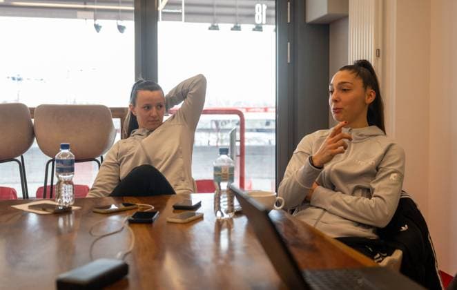 Fußball, Frauen, Saison 2025 2026, Google Pixel Frauen-Bundesliga, 1. FC Union Berlin, Medienrunde mit Hannah Eurlings (l., 1. Frauen 1. FC Union) und Amber Tysiak (1. Frauen 1. FC Union), 03.02. 2026, Copyright: xMatthiasxKochx