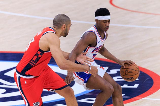 February 2, 2026, Inglewood, California, USA: Nicolas Batum 33 of the Los Angeles Clippers attempts to steal the ball from VJ Edgecombe 77 of the Philadelphia 76ers during their regular season NBA, Basketball Herren, USA game on Monday February 2, 2026 at Intuit Dome in Inglewood, California. Clippers lose to 76ers, 113-128. ARIANA RUIZ PI Inglewood USA - ZUMAp124 20260202_zaa_p124_029 Copyright: xArianaxRuizx