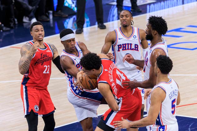 February 2, 2026, Inglewood, California, USA: VJ Edgecombe 77 of the Philadelphia 76ers attempts to wrestle the ball away from Kobe Sanders 4 of the Los Angeles Clippers during their regular season NBA, Basketball Herren, USA game on Monday February 2, 2026 at Intuit Dome in Inglewood, California. Clippers lose to 76ers, 113-128. ARIANA RUIZ PI Inglewood USA - ZUMAp124 20260202_zaa_p124_047 Copyright: xArianaxRuizx