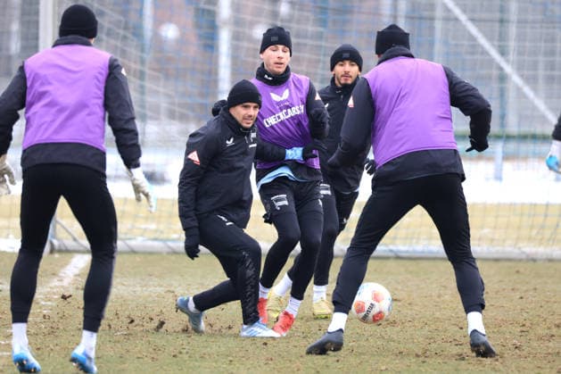 DEU, DFL, 2. FBL Hertha BSC, Training, 03.02.2026, Sportforum, Berlin, DEU, DFL, 2. FBL Hertha BSC, Training, im Bild Josip Brekalo (Hertha BSC Berlin 7), Pascal Klemens (Hertha BSC Berlin 41), Kevin Sessa (Hertha BSC Berlin 8) DFL - regulations prohibit any use of Photographs as image sequences and or quasi-video