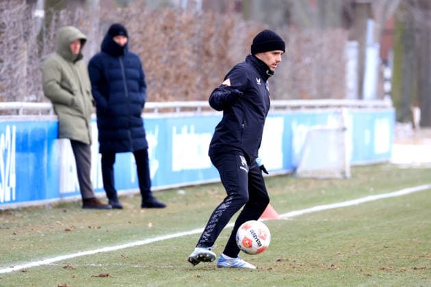 DEU, DFL, 2. FBL Hertha BSC, Training, 03.02.2026, Sportforum, Berlin, DEU, DFL, 2. FBL Hertha BSC, Training, im Bild Josip Brekalo (Hertha BSC Berlin 7), Benjamin Weber (Sportdirektor, Hertha BSC Berlin), Dr. Peter Goerlich - Geschaeftsfuehrung DFL - regulations prohibit any use of Photographs as image sequences and or quasi-video