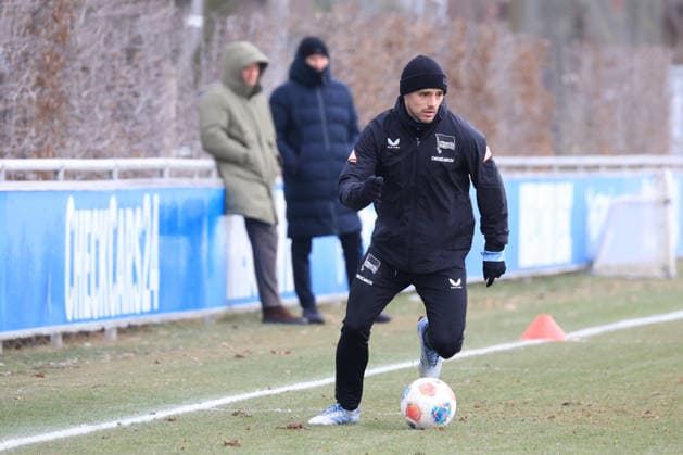 DEU, DFL, 2. FBL Hertha BSC, Training, 03.02.2026, Sportforum, Berlin, DEU, DFL, 2. FBL Hertha BSC, Training, im Bild Josip Brekalo (Hertha BSC Berlin 7), Benjamin Weber (Sportdirektor, Hertha BSC Berlin), Dr. Peter Goerlich - Geschaeftsfuehrung DFL - regulations prohibit any use of Photographs as image sequences and or quasi-video