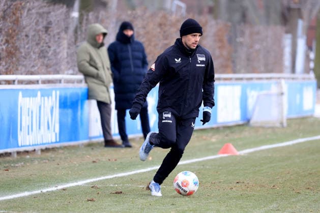 DEU, DFL, 2. FBL Hertha BSC, Training, 03.02.2026, Sportforum, Berlin, DEU, DFL, 2. FBL Hertha BSC, Training, im Bild Josip Brekalo (Hertha BSC Berlin 7), Benjamin Weber (Sportdirektor, Hertha BSC Berlin), Dr. Peter Goerlich - Geschaeftsfuehrung DFL - regulations prohibit any use of Photographs as image sequences and or quasi-video